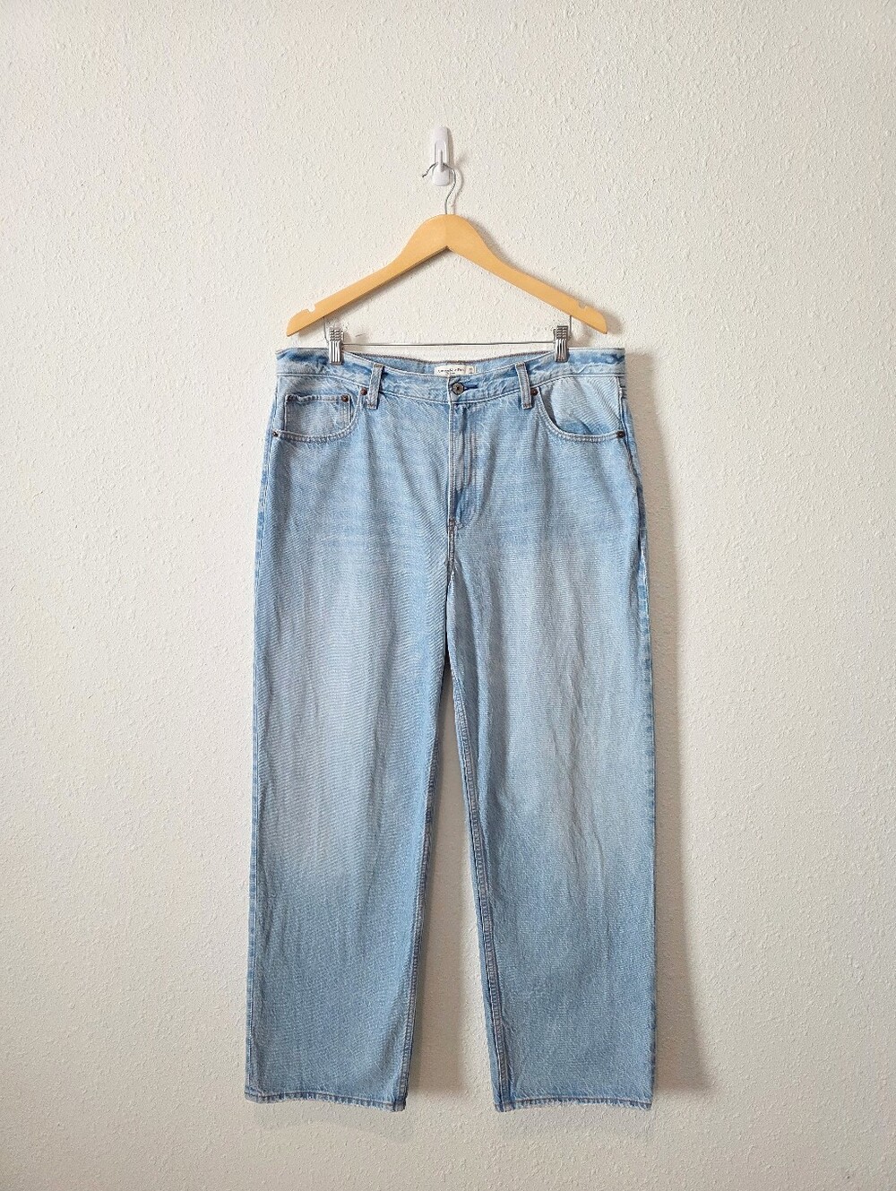 Abercrombie Light Wash Loose Jeans 33/16